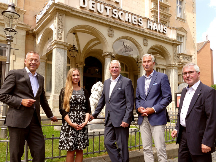 Auf dem Foto sehen Sie die Präsidenten der Braunschweiger Rotary-Clubs und der Jugendorganisation Rotaract (von links): Christoph Vierling, Kristin Torka, Thomas Mächtig, Martin Mack und Lothar Stempin.