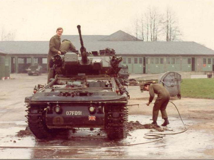 Bis 1994 waren britische Soldaten am Exer stationiert. Hier reinigen zwei von ihnen einen Spähpanzer.
