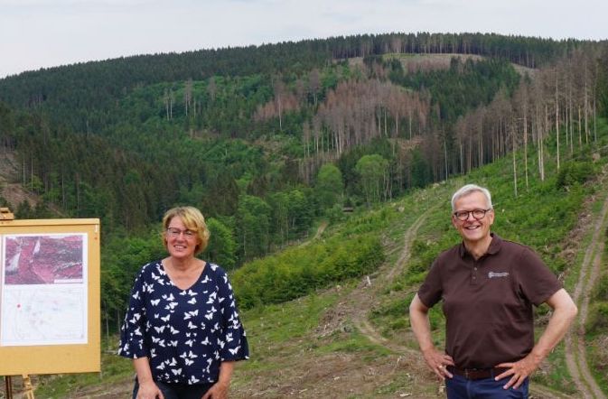 Forstministerin Barbara Otte-Kinast informierte sich bei einem Besuch im Forstamt Seesen über die Lage im Wald der Niedersächsischen Landesforsten (NLF).