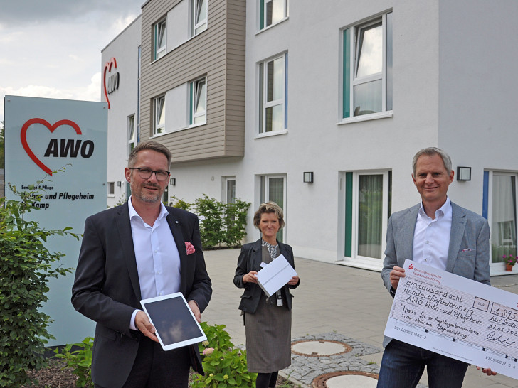 Von links: Thorsten Planck (Leiter des AWO-Geschäftsfeldes Senioren & Pflege), Ellen Arndt (Leiterin des AWO-Wohn- und Pflegeheims Im Kamp) und Meik Rahmsdorf (Mitglied des Regionalbeirats für Wolfenbüttel der Braunschweigischen Sparkassenstiftung) bei der Spendenübergabe vor der Einrichtung.   