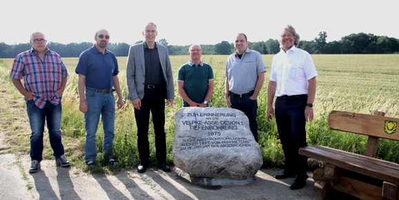 Weihten den neuen Erinnerungsort in der Barnstorfer Feldmark ein (von links): Friedhelm Bussius, Walter Höwner, Kai-Uwe Hirschheide, Ralf Janczik, Heinrich Schmidt und Hans-Georg Bachmann.