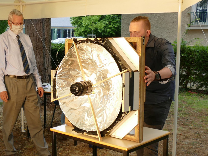 Beim Test des selbst gebauten Modells „Solarkocher“: Björn Schmidt (Berufsbildende Schulen Fredenberg, Salzgitter) mit Professor Dr. Gernot Wilhelms. 