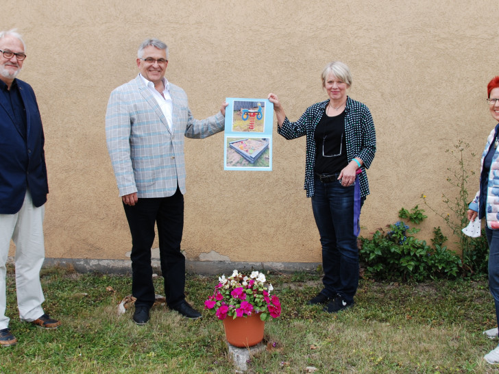 Von links: Jürgen Hunger (Lions), Bernhard Bergmann (Lions), Andrea Reinhardt-Ziola Frauenschutzhaus), Dörthe Weddige-Degenhard (Förderverein Frauenschutzhaus)