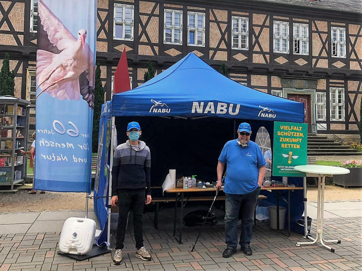 Bundesfreiwillige helfen am Infostand für das Volksbegehren Artenvielfalt.
