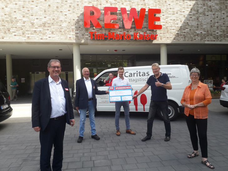 Die Spendenübergabe vor dem örtlichen Rewe-Markt.