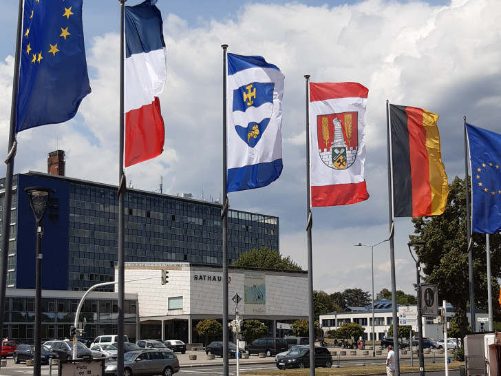 Diese Flaggen wehten am 14. Juli am Platz der Städtepartnerschaften.