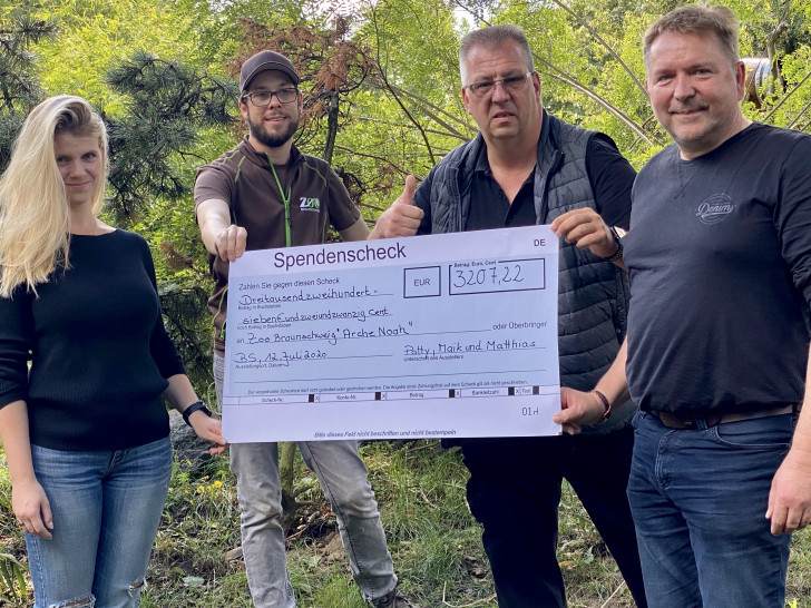 Von links: Patricia Venzke, Tierpfleger Peter Wilhelm vom Arche Noah Zoo, Maik Buchholtz und Bezirksbürgermeister Matthias Disterheft bei der Spendenübergabe am letzten Sonntag.