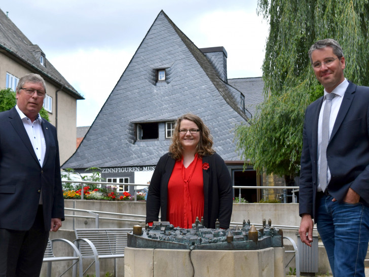 Marleen Mützlaff freut sich auf ihre neue Position – und mit ihr Oberbür- germeister Dr. Oliver Junk (rechts) und Erster Stadtrat Burkhard Siebert.