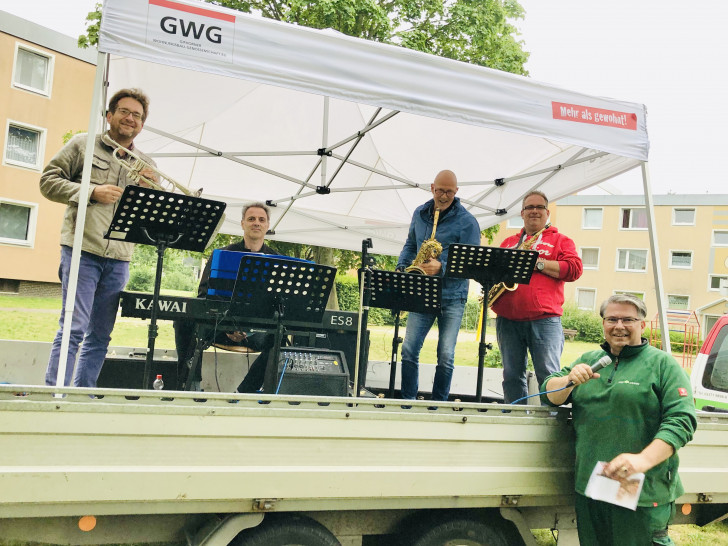 Die Band spielt Musik, zwar ohne Fans, aber mit Anhänger.
