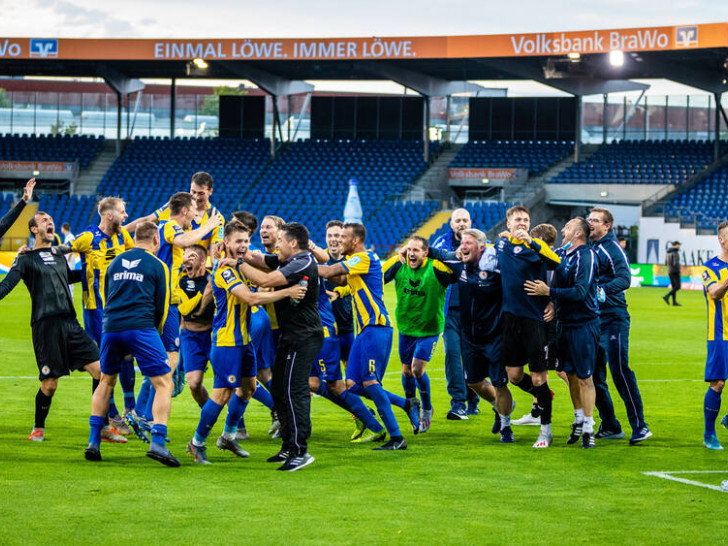 Die Staake-Gruppe freut sich mit dem Eintracht-Team über den Aufstieg.