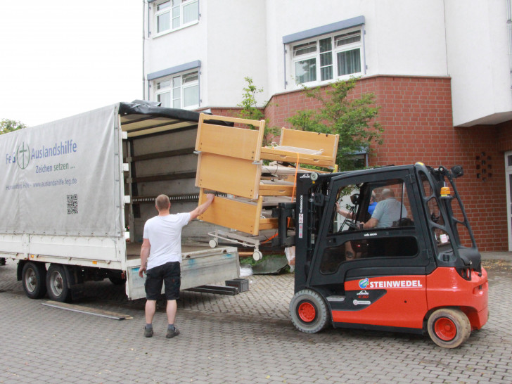 Die Betten werden auf den Transporter geladen. 