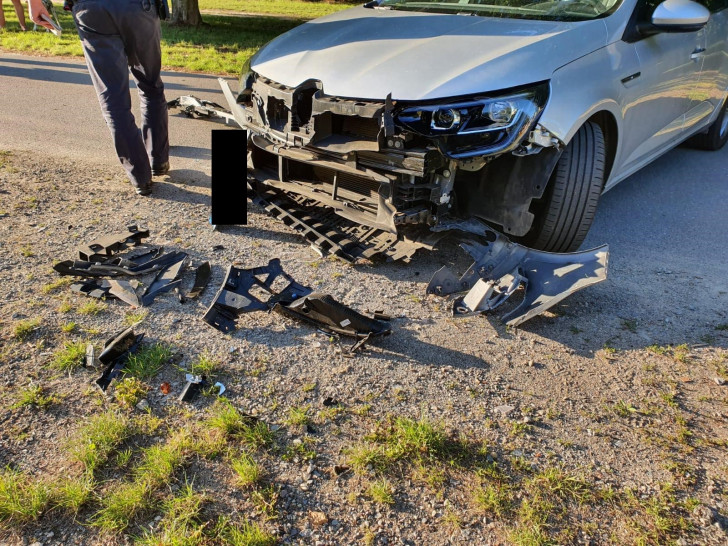 Auch das Auto wurde bei dem Unfall beschädigt.