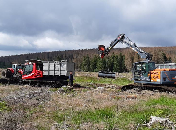 Mehrere Spezialmaschinen sind auf der Baustelle nahe Braunlage eingetroffen. Das Forstamt Lauterberg bittet Waldbesucher, die Großbaustelle am westlichen Wurmberg während der Moorrenaturierung zu meiden.