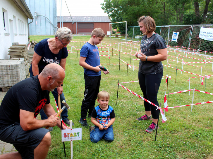 An der ersten Station sind Maik und Philine Löhr, Erika Wagner sowie Luca (12) und Bastian (4 Jahre) Grund zu sehen. 