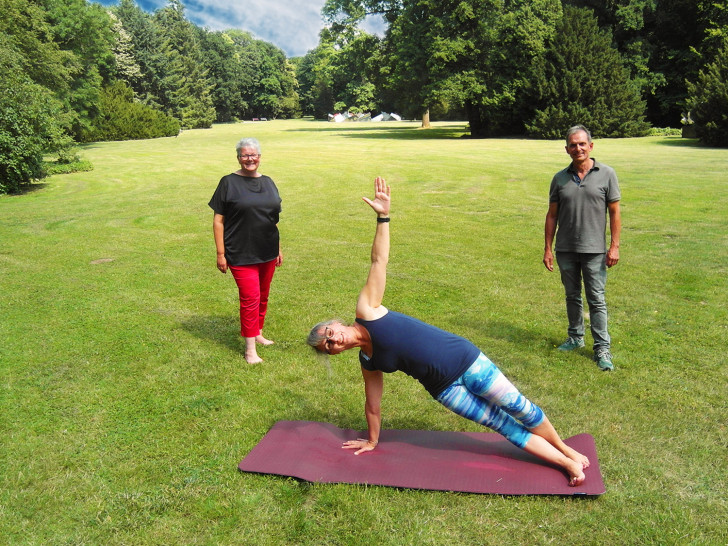 So funktioniert Yoga im Schlosspark.