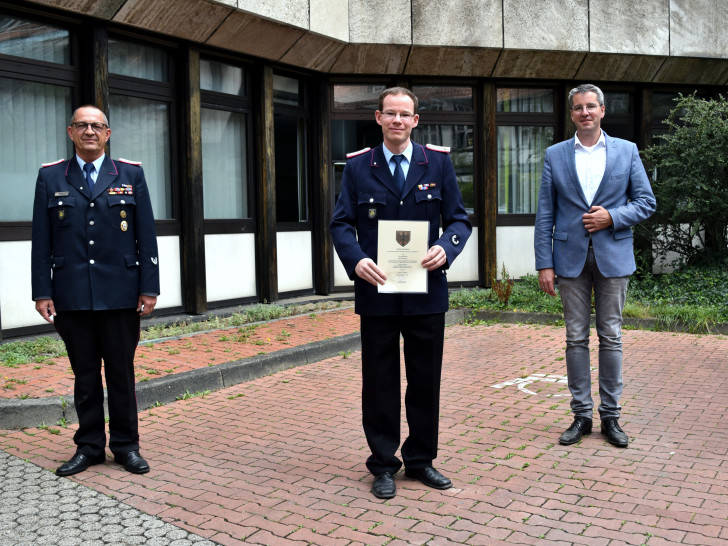 Stadtbrandmeister Christian Hellmeier (links) und Oberbürgermeister Dr. Oliver Junk (rechts) gratulieren Martin Wilgenbus zu seiner zweiten Amtszeit als Ortsbrandmeister der Ortsfeuerwehr Hahnenklee-Bockswiese.