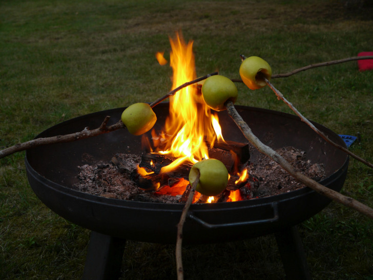 Abendabschluss mit Bratäpfeln über dem Feuer und anschließendem Abendsegen.