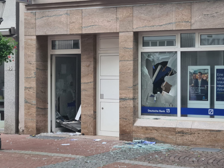 Mithilfe von Sprengstoffen haben heute morgen unbekannte Täter einen Geldautomaten ausgeraubt.