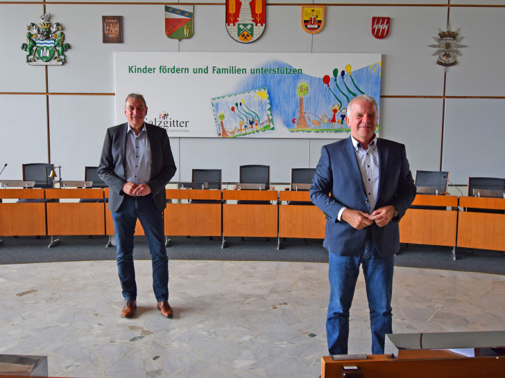 Rüdiger Skopek (links) und Günter Heinisch (rechts) im Ratssaal des Rathauses Salzgitter.