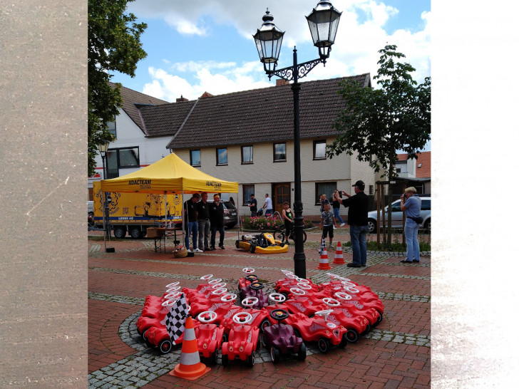 30 Bobby-Cars wurden an wartende Kinder verteilt.