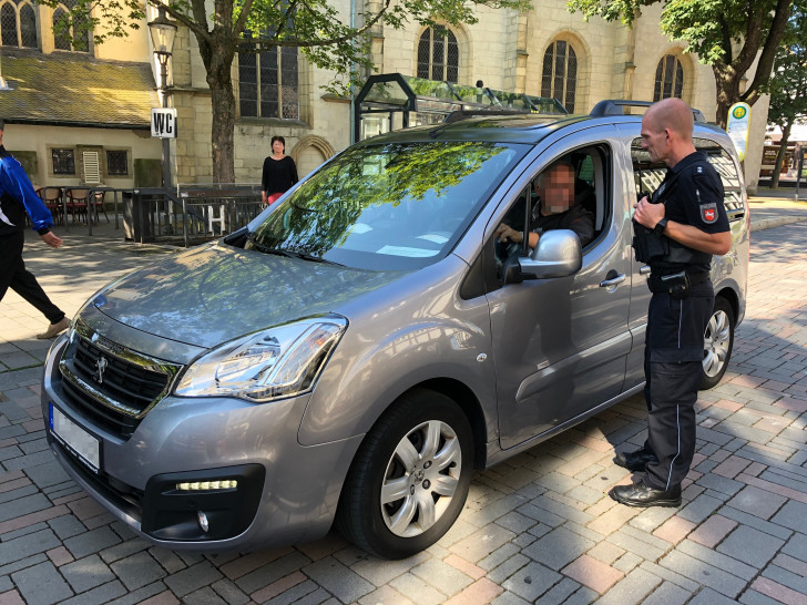 Ralf Buchmeier, Verkehrssicherheitsberater der Polizei Goslar, hält in der Schilderstraße ein Auto an und kontrolliert, ob der Fahrer berechtigt ist, die Fußgängerzone zu befahren.