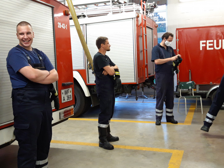 Die Kameraden der Freiwilligen Feuerwehr Dettum bei der Ausübung ihres theoretischen Dienstes.