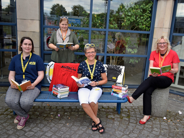 Von links nach rechts: Julia Sonnemann, Jessica Färber-Stecher, Sylvia Fiedler und Barbara Henning freuen sich auf die Sommerleseprojekte der Bibliothek.   