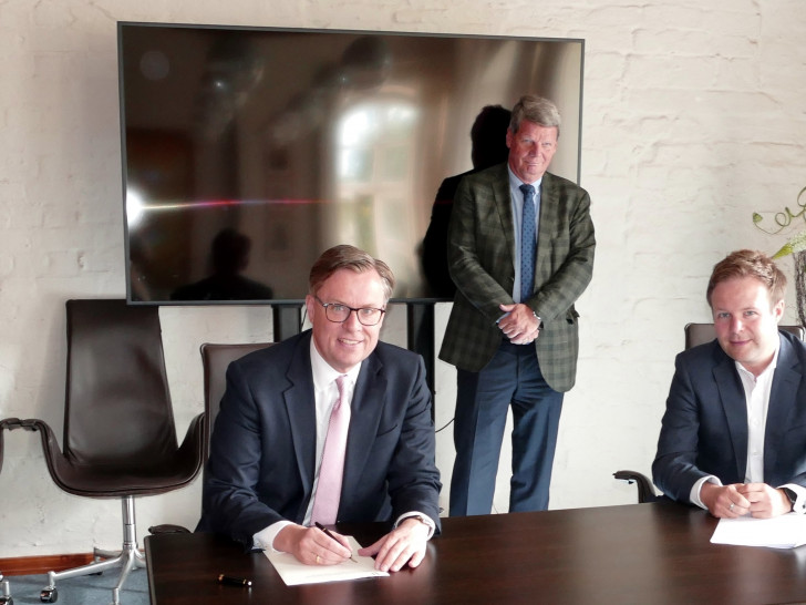 Landrat Dr. Andreas Ebel (vorne l.) und Dr. Patrick Kuchelmeister (vorne r.), Vorstand der Sparkasse Celle-Gifhorn-Wolfsburg, unterzeichneten den Kaufvertrag für das Sparkassengebäude am Gifhorner Schlossplatz. Mit dabei waren der erste Kreisrat Dr. Thomas Walter (hinten v.l.), Notar Dr. Fritz Winzer und Stefan Theiner, Bereichsdirektor Organisation der Sparkasse Celle-Gifhorn-Wolfsburg
