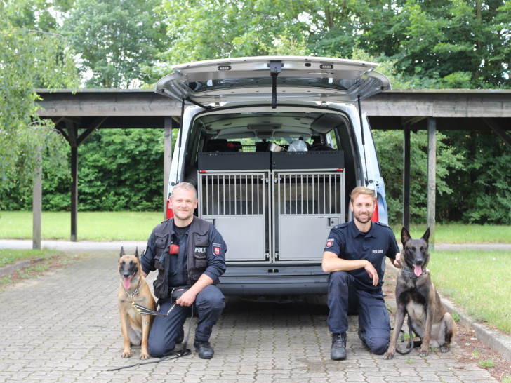 Polizeioberkommissar Michael K. (links) mit Luna und Polizeikommissar Philipp S. mit Zulu. Die Tiere und ihre Hundeführer müssen ein eingespieltes Team bilden.