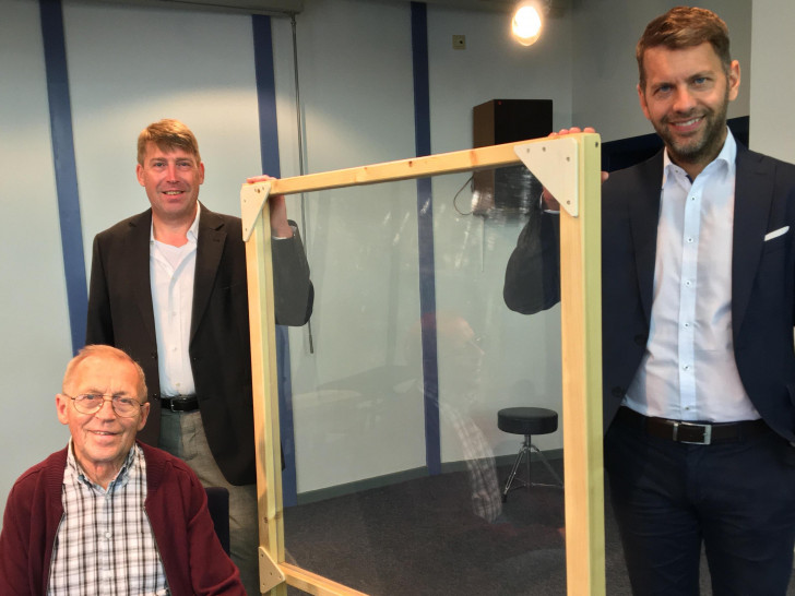 Von links: Hans Meyer, Andreas Meyer (Leiter Musikschule der Stadt Wolfsburg), Kulturdezernent Dennis Weilmann.
