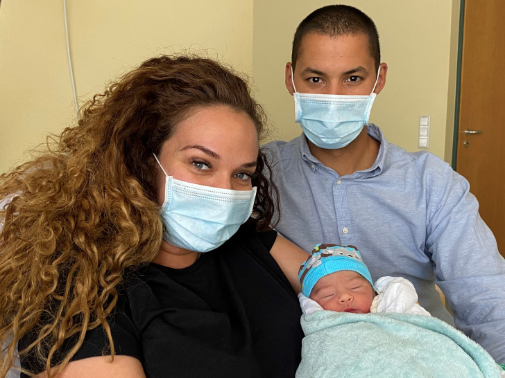 Jubiläumsbaby Alyssa Meriam zusammen mit ihren glücklichen Eltern Ines Amara und Ahmed Jebabli.