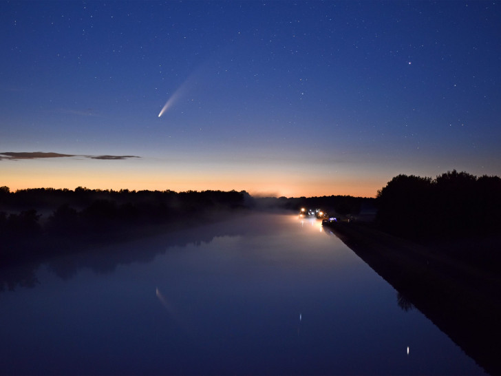 Der Komet ist derzeit am besten in den späten Abendstunden zu sehen.