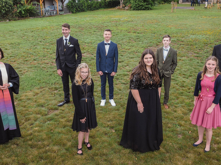 Von hinten links: Eric Collin Peter Barta, Mischa Fedorets, Ian Springer, Simon Scheler, von vorne links: Pastorin Dr. Christiane Tjaden, Sina Schade, Annika Krause, Enya Linnea Hundertmark.