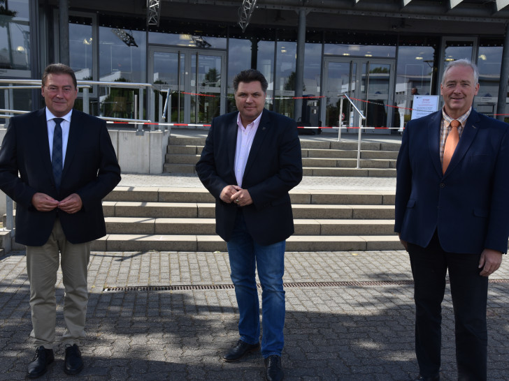 Der CDU-Kreistagsfraktionsvorsitzende Uwe Lagosky, der Stellvertretende Landrat Uwe Schäfer und der CDU-Kreisvorsitzende Frank Oesterhelweg vor der Lindenhalle.