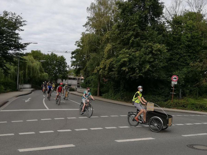 Mit einer Radtour durch die Stadt wurde auf verbesserungswürdige Bedingungen für Radfahrer aufmerksam gemacht.