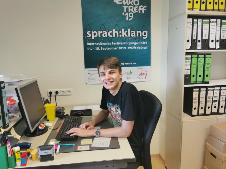 Viel Spaß beim FSJ hatte 2019/2020 Linus Eckhardt – hier an seinem Schreibtisch in der Geschäftsstelle, Grüner Platz 30, 38302 Wolfenbüttel. 