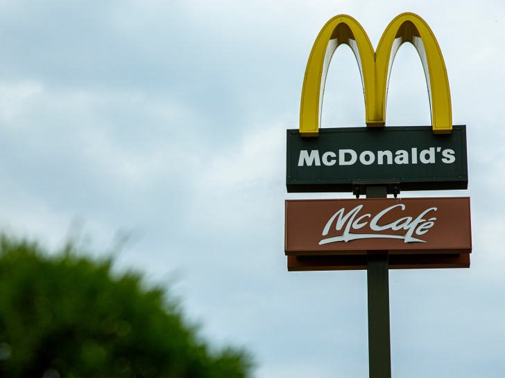Fast-Food-Ketten wie McDonald’s müssen ihren Beschäftigten deutlich mehr Geld zahlen. Bis zum Jahr 2024 steigen ihre Löhne um insgesamt 28 Prozent, so die Gewerkschaft NGG.