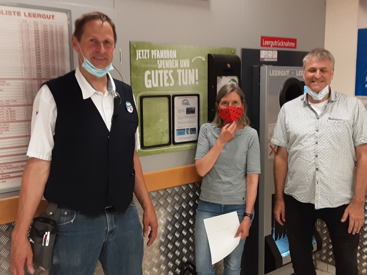 Rewe-Marktleiter Thomas Macke mit Ulrike Siemens und Ingo Könenkamp vom Freundeskreis Freibad am Elm (v. li.).