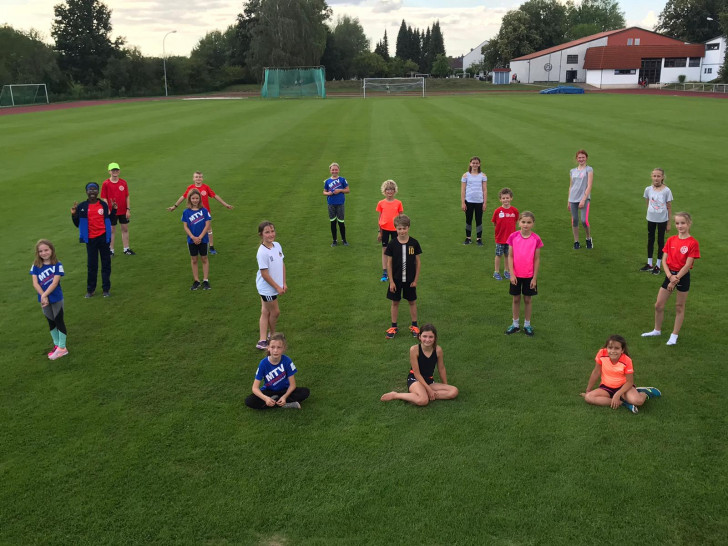 Die Sportlerinnen und Sportler der Altersklassen U10 und U12 versammelten sich mit Abstand auf dem Wettkampfgelände und absolvierten jeder die vier Disziplinen. 