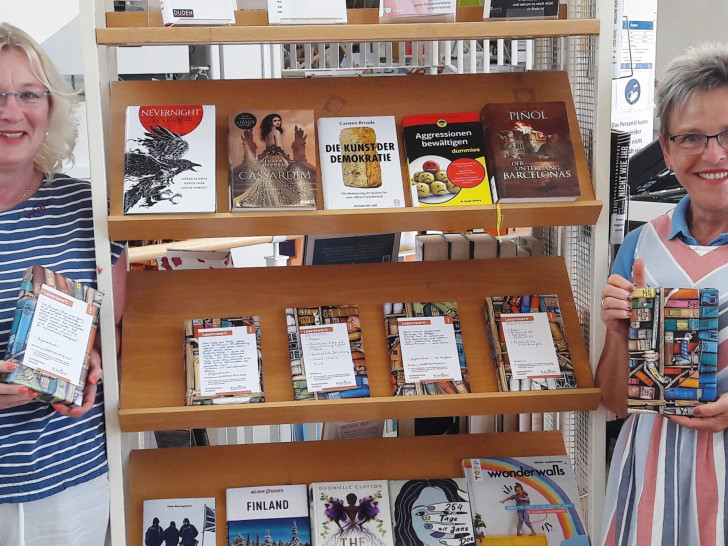Die Leiterin der Bibliothek, Sylvia Fiedler (rechts), und ihre Vertreterin, Barbara Henning (links).   