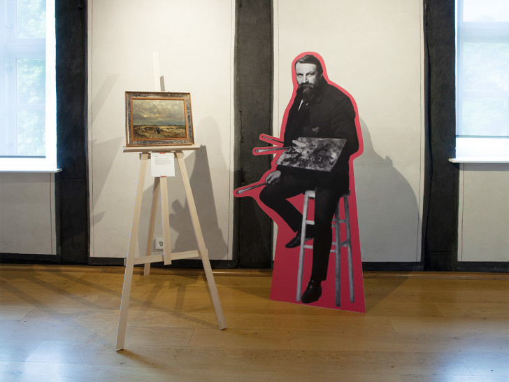Inszenierung in der Sonderausstellung: Fotomontage Franz Hoffmann-Fallersleben neben der Staffelei mit seinem Gemälde.