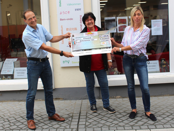 Juliane Liersch (Mitte) nahm die Spende aus den Händen von Thomas Ellscheid, Geschäftsführer Expert Wolfenbüttel, und Karina Karger vom Forum Center Management entgegen.