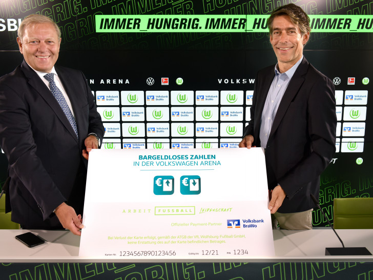  Jürgen Brinkmann, Vorstandsvorsitzender der Volksbank BraWo, und Michael Meeske, Geschäftsführer der VfL Wolfsburg Fußball GmbH, freuen sich über den Ausbau ihrer Kooperation. 
