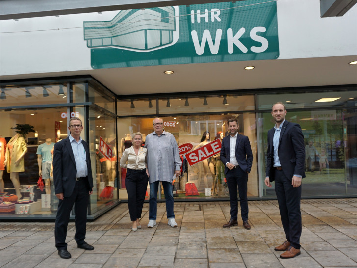Oberbürgermeister Klaus Mohrs, Barbara und Matthias Lange (WKS), Dennis Weilmann (Wirtschaftsdezernent der Stadt Wolfsburg) und WMG-Geschäftsführer Jens Hofschröer (v. li.).