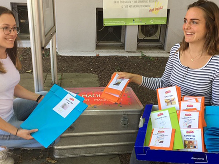 Jette und Vanessa, Praktikantinnen in der Stadtjugendpflege, bestücken die Machma-Kisten mit den liebevoll gepackten Ideentütchen. 