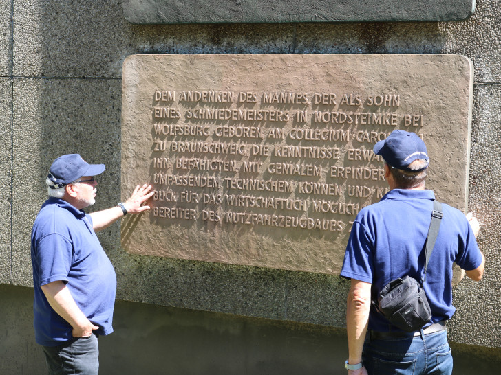 Mitglieder des Vereins, von links: 2. Vorsitzender Hans-Ludwig Sämann und Vereinsmitglied Olaf Kolla bei der Begutachtung der Reinigung.