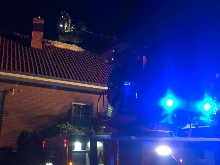 Zunächst versuchte die Feuerwehr über das Dach ins Gebäude zu kommen.