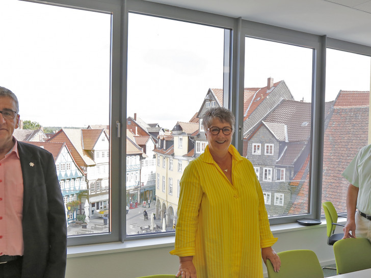 Annette Junicke-Frommert ist die neue Leiterin des Amtes für Wirtschaftsförderung und Tourismus. Bürgermeister Thomas Pink (l.) und Dietrich Behrens besuchten sie zur Amtsübergabe in den neuen Räumen im Löwentor.