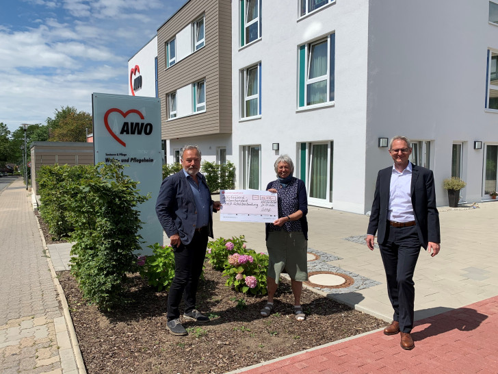 Glückliche Gesichter bei strahlendem Sonnenschein: Meik Rahmsdorf (rechts) brachte zu seinem Besuch in den Schuldnerberatungsstelle den symbolischen Scheck mit. Ulrich Hagedorn und Ilona Kaula freuen sich über die Würdigung ihrer Arbeit. 