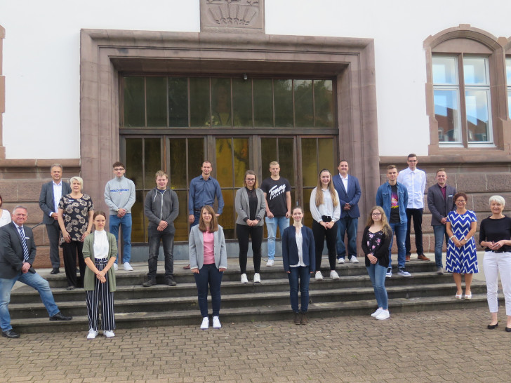 Sie beginnen ihre Karriere beim Landkreis Wolfenbüttel (Obere Reihe v.l.n.r.): Reihe links bis untere Reihe rechts):  Luca Burgdorf, David Zelmer, Maximilian Schreiber, Nicolas Winkler, Nils Ludwig, (Mittlere Reihe v.l.n.r.)  Simon Jatsch, Vivienne Winter, Linnea Kressin und Devin Steeger, (Unterste Reihe v.l.n.r.) Anna-Lena Binneweis, Tabea Grüne, Pheline Feuerstein und Nele Radke. Ein Herzliches Willkommen gab es durch Landrätin Christiana Steinbrügge (1. Reihe, 1.v.r.) den ersten Kreisrat Heiko Beddig (3. Reihe, 1.v.l.), Ausbildungsleiterin Edith Förg-Reichelt (1. Reihe, 2.v.r.), Vertretung der Gleichstellungsbeauftragten Martha Wolfstädter (2. Reihe, 1.v.l.), Gesamtpersonalrat Klaus Kühle (1. Reihe, 1.v.l.), Personalrätin Kerstin Weise (2. Reihe, 2.v.l.) sowie Mitarbeiter der Personalabteilung Marvin Unger (2. Reihe, 1.v.r.).